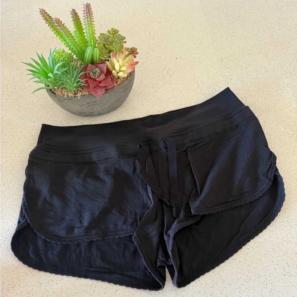 Lululemon black silverescent yoga short